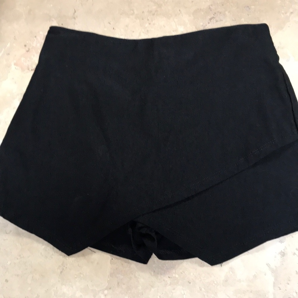 Black, short skort